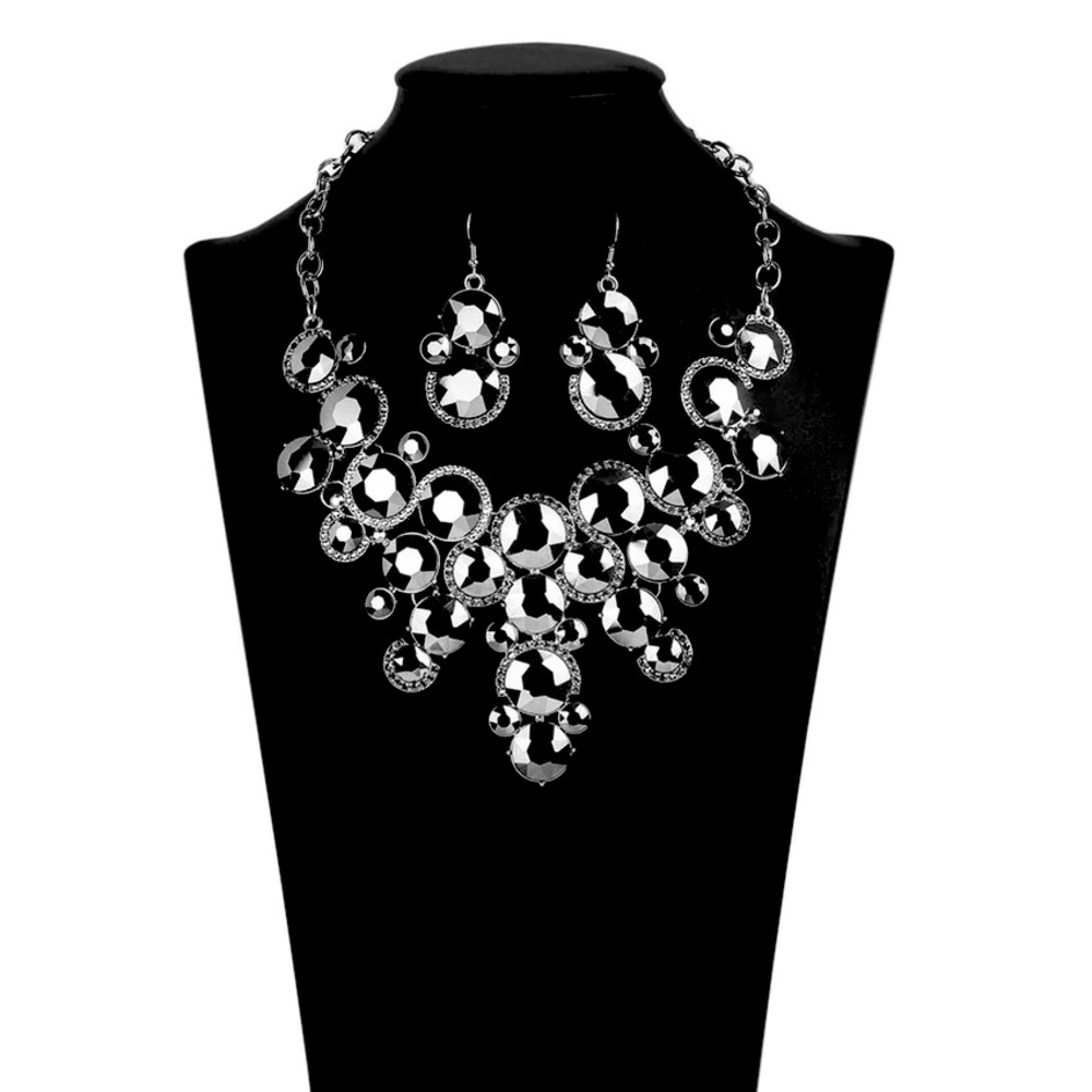 Beautiful necklace and earring set!